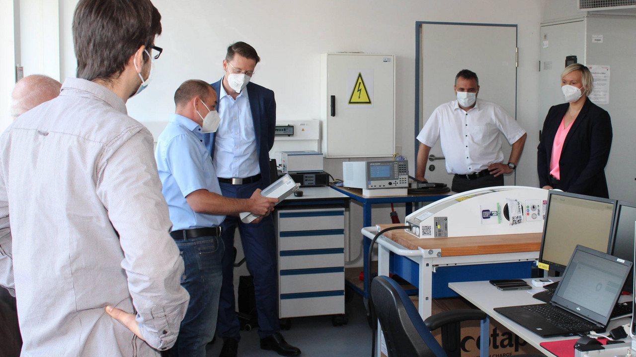 Die Besucher im E-Zähler-Labor.